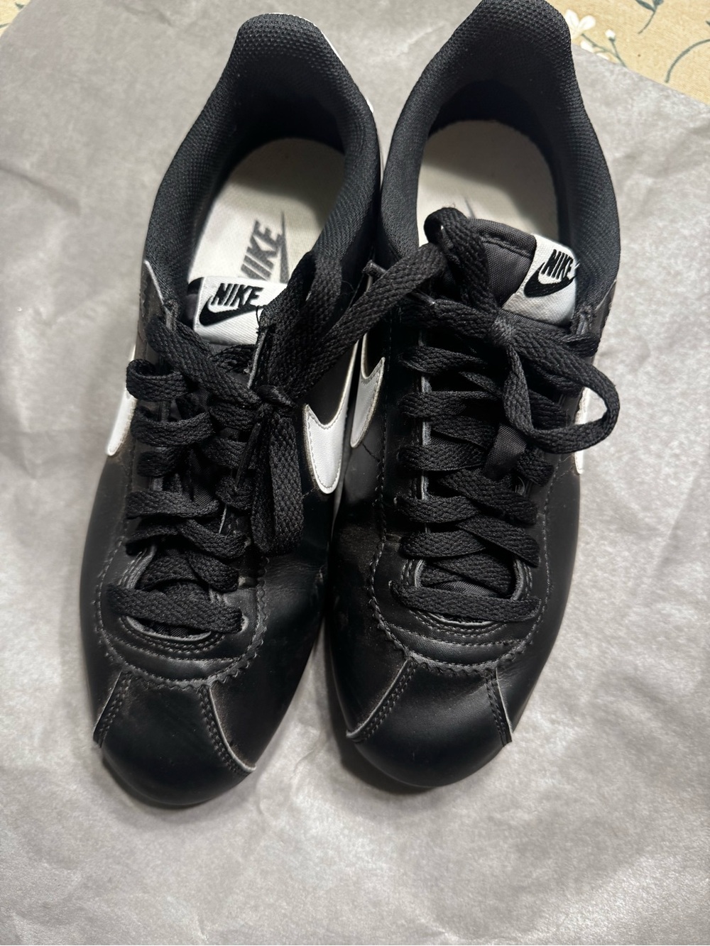 Nike Black & White Womens Retro Runner Sneakers - Picture 5 of 6